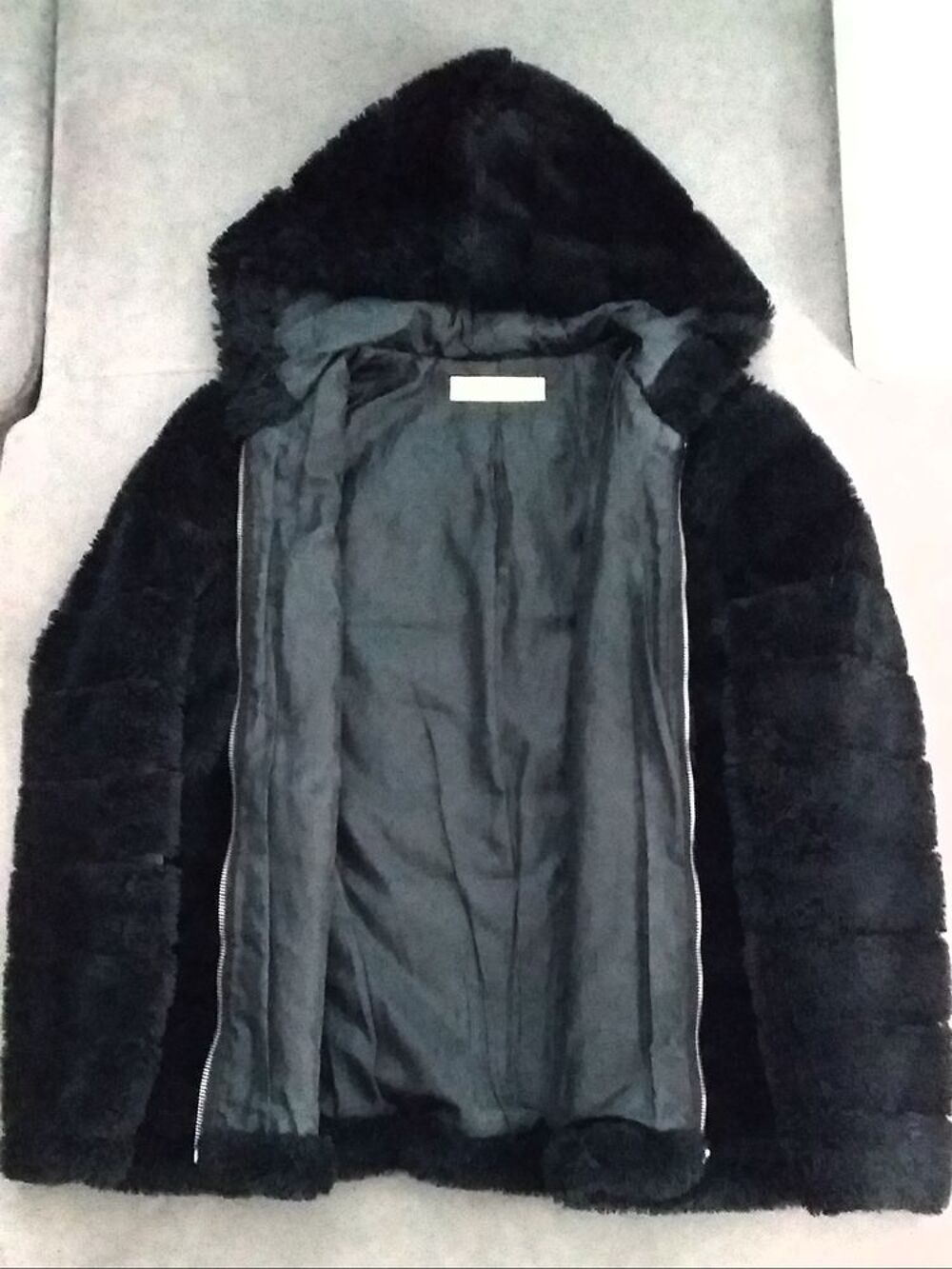 manteau fausse fourrure &agrave; capuche Vêtements