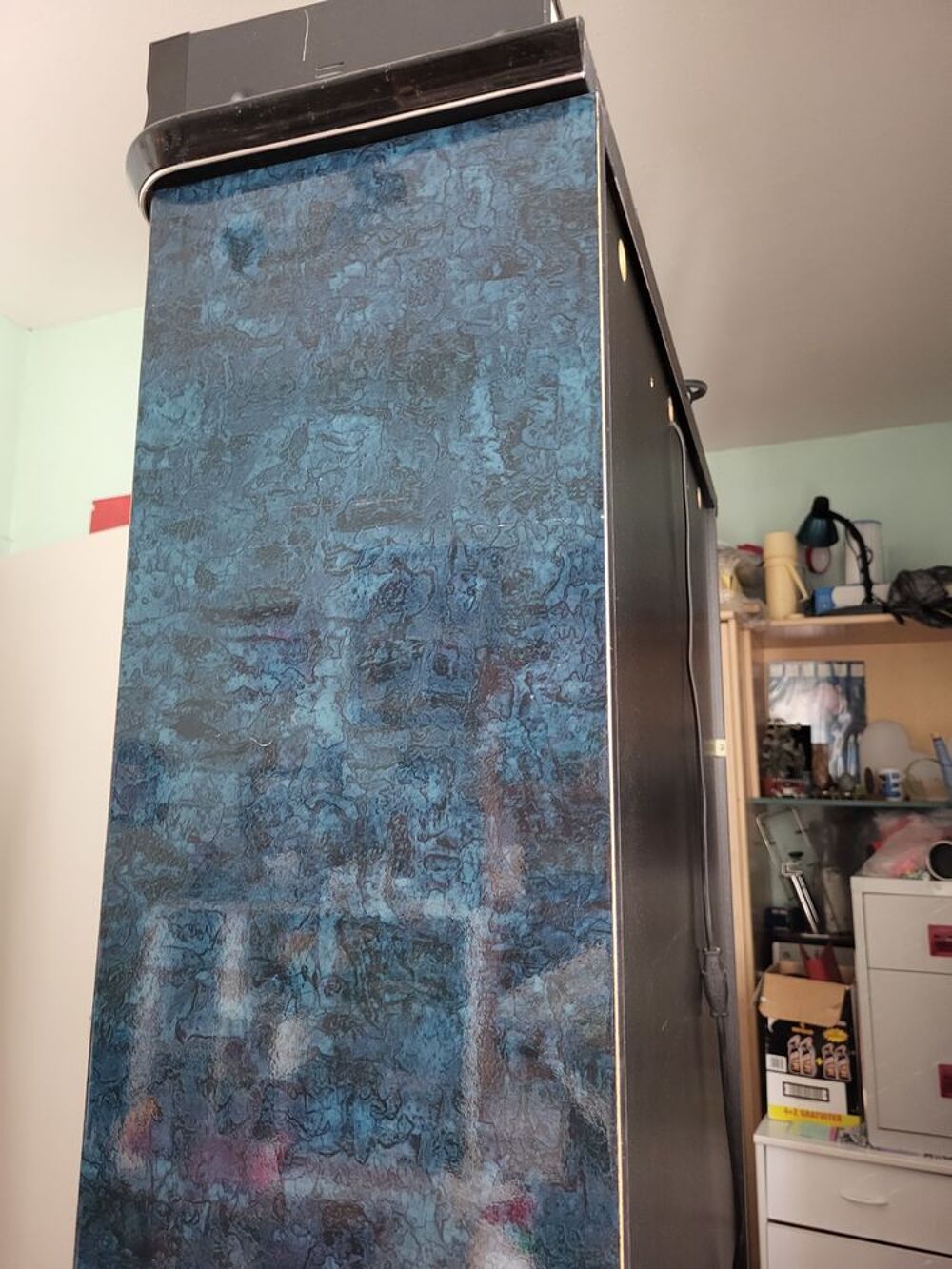 Vitrine haute couleur lagon avec lumi&egrave;re Meubles