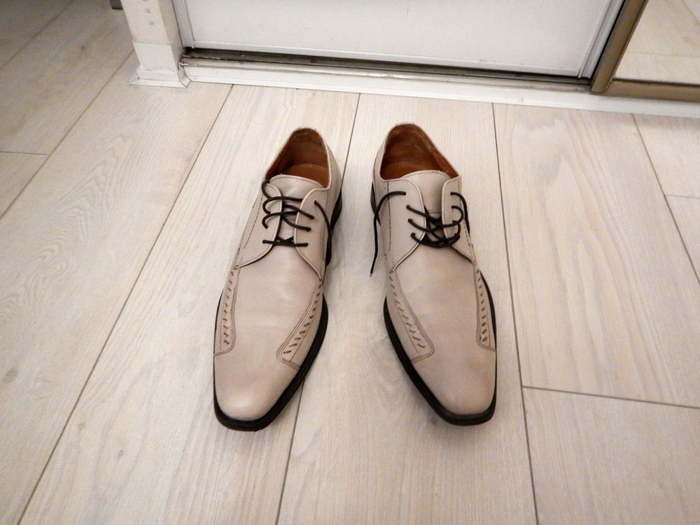 Souliers en tr&egrave;s bon &eacute;tat. Jamais servis Chaussures