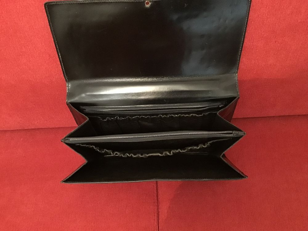 sac en crocodile des ann&eacute;es 1960 en tr&egrave;s bon &eacute;tat avec poches et deux fermetures &eacute;clairs et rangement. Maroquinerie