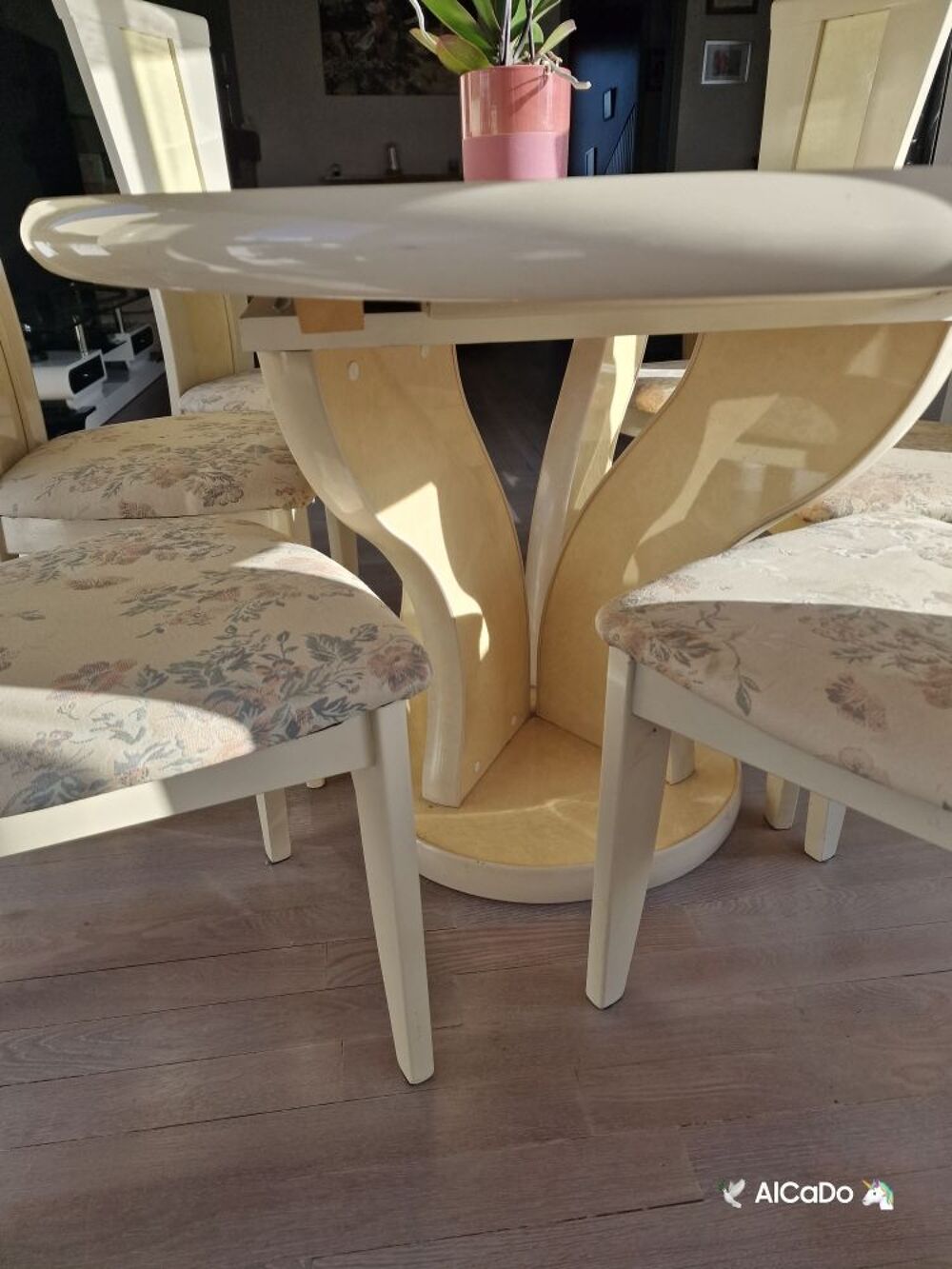 Ensemble table salle &agrave; manger (ovale), avec rallonge, 6 &agrave; 8 personnes. Beige. Avec 6 chaises assorties. En bon &eacute;tat Meubles