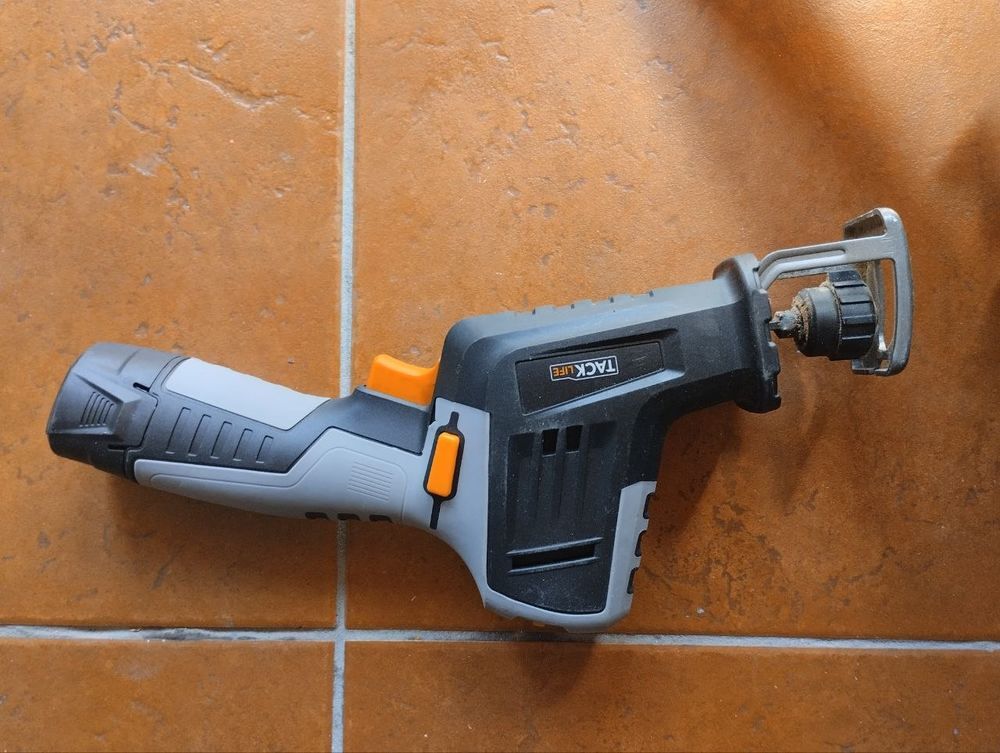 Scie sabre portative 12V Tacklife Bricolage
