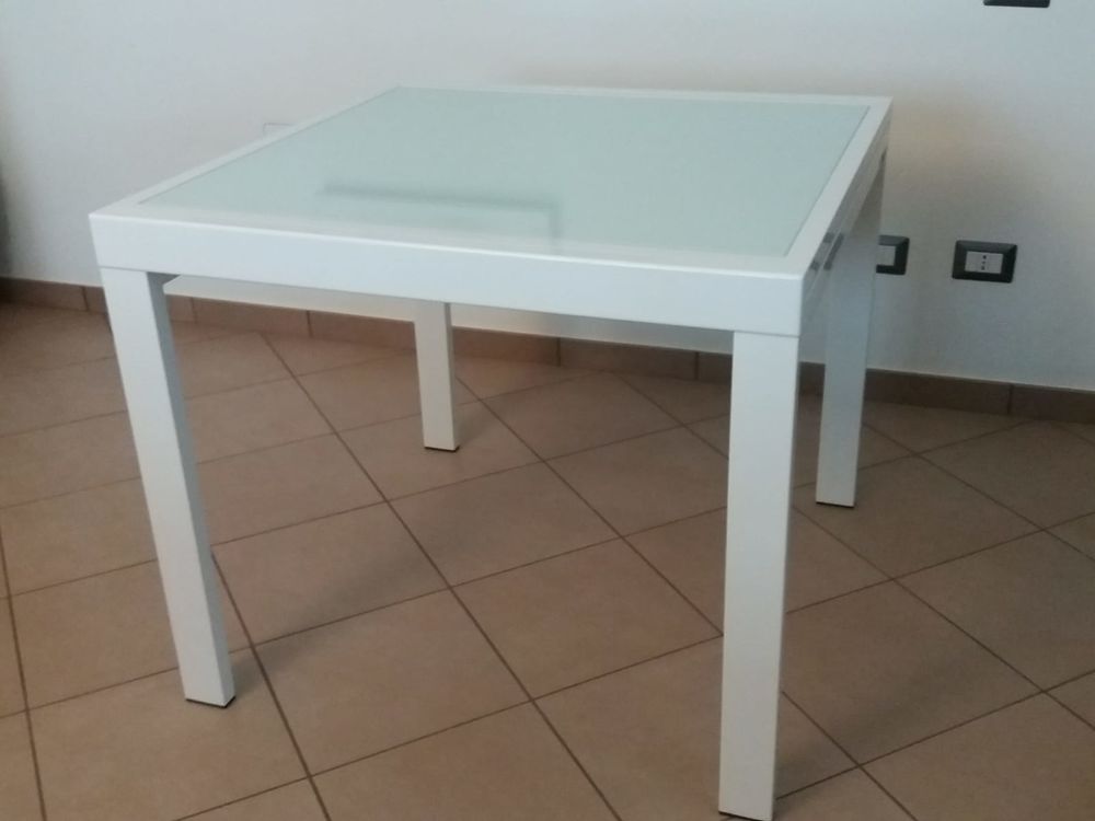 Table &agrave; rallonge 6 personnes + 4 chaises Meubles