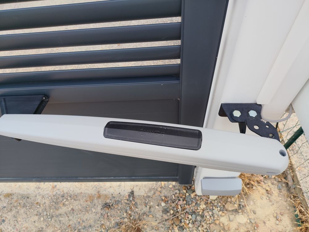 Portail Alu battant motoris&eacute; 4m Jardin