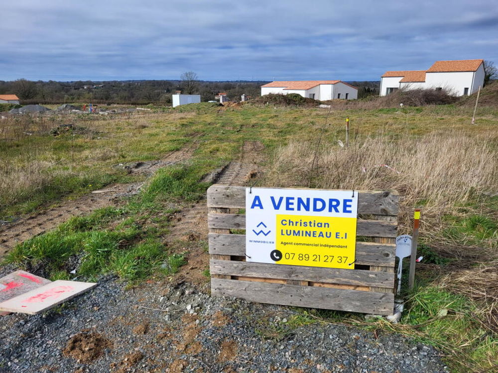 Vente Terrain Terrain constructible de 880 m² libre de constructeur Pompaire