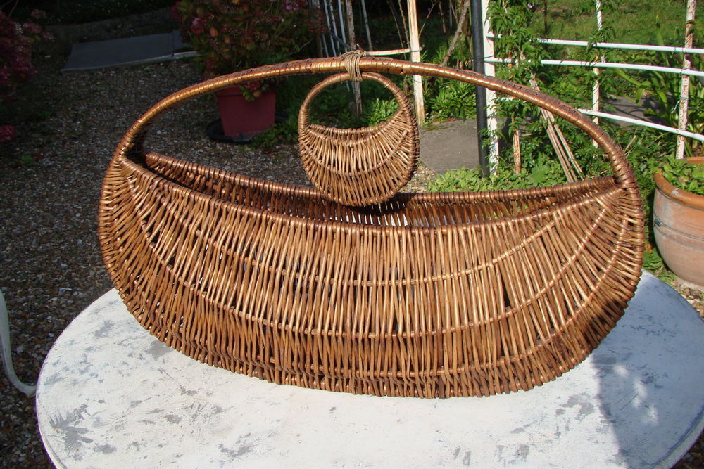 Grand panier en osier (long. 73 cm) + son petit panier Décoration