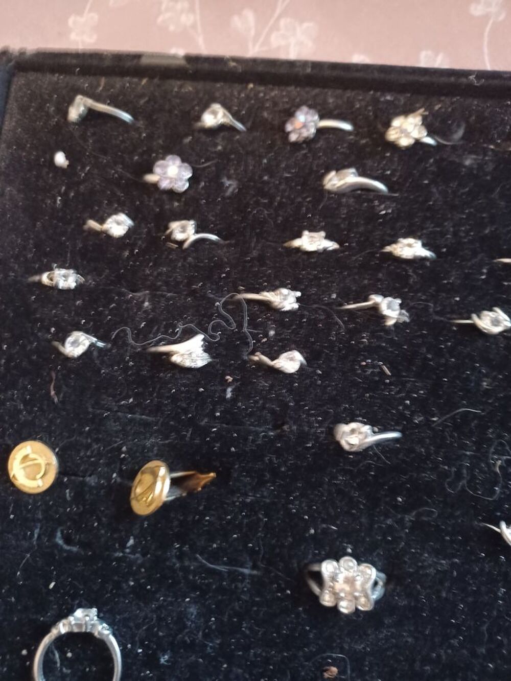 Lot de 100 bagues pour femme et enfant. Bijoux et montres