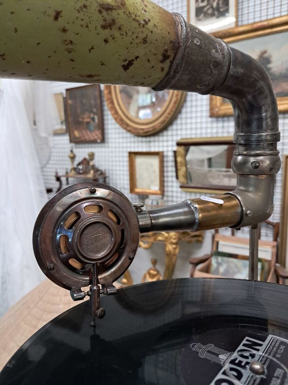 Phonographe ancien, marque Path&eacute; r&eacute;alis&eacute; par J.Saraudy &agrave; Limoges Meubles