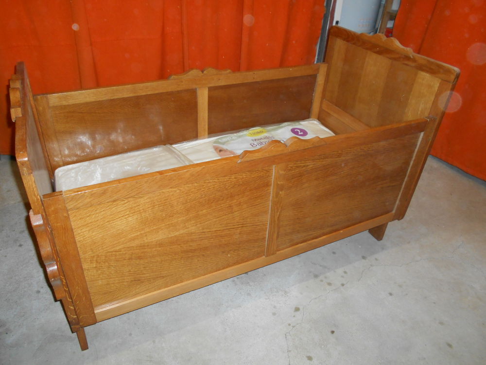 Lit b&eacute;b&eacute; bois vintage avec matelas neuf Meubles