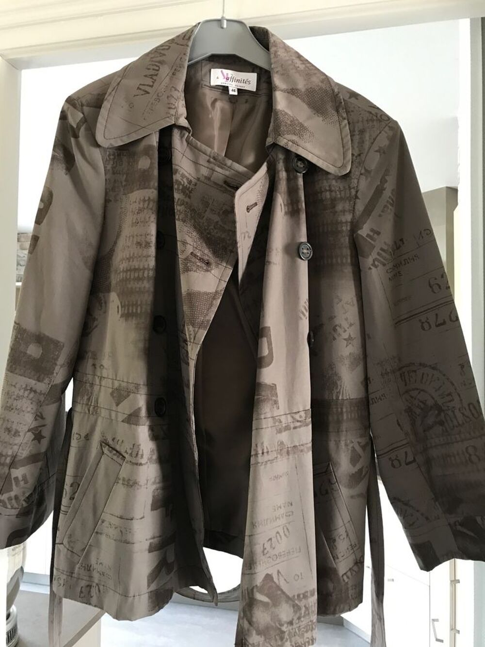 VESTE MARRRON GLACE AVEC PETITS MOTIFS Vêtements