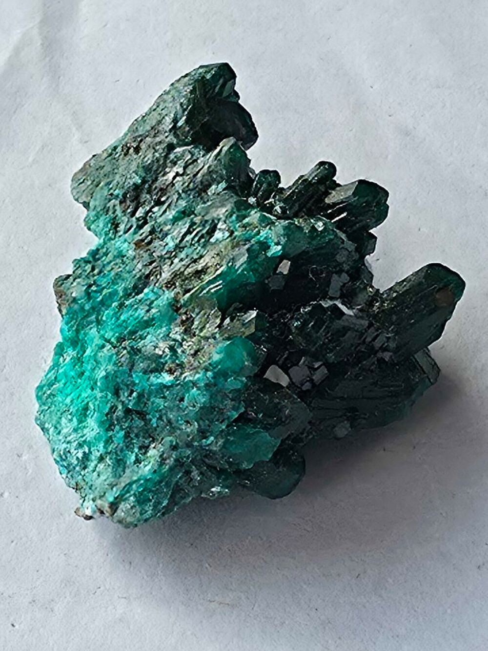 Pierre Dioptase du Katanga, vert &eacute;meraude brillant 