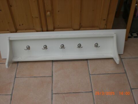 Porte-manteau avec tagre murale. Marque Ikea.
15 Haubourdin (59)
