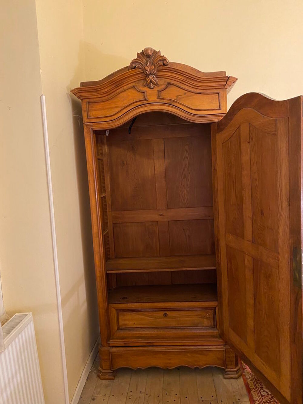 Antique: Armoire avec miroir, gardeuse, etc. Meubles