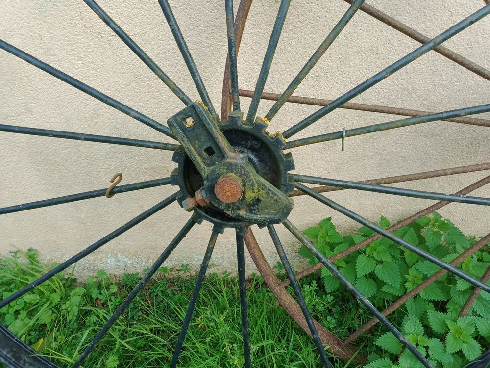 Anciennes roues en fer Jardin