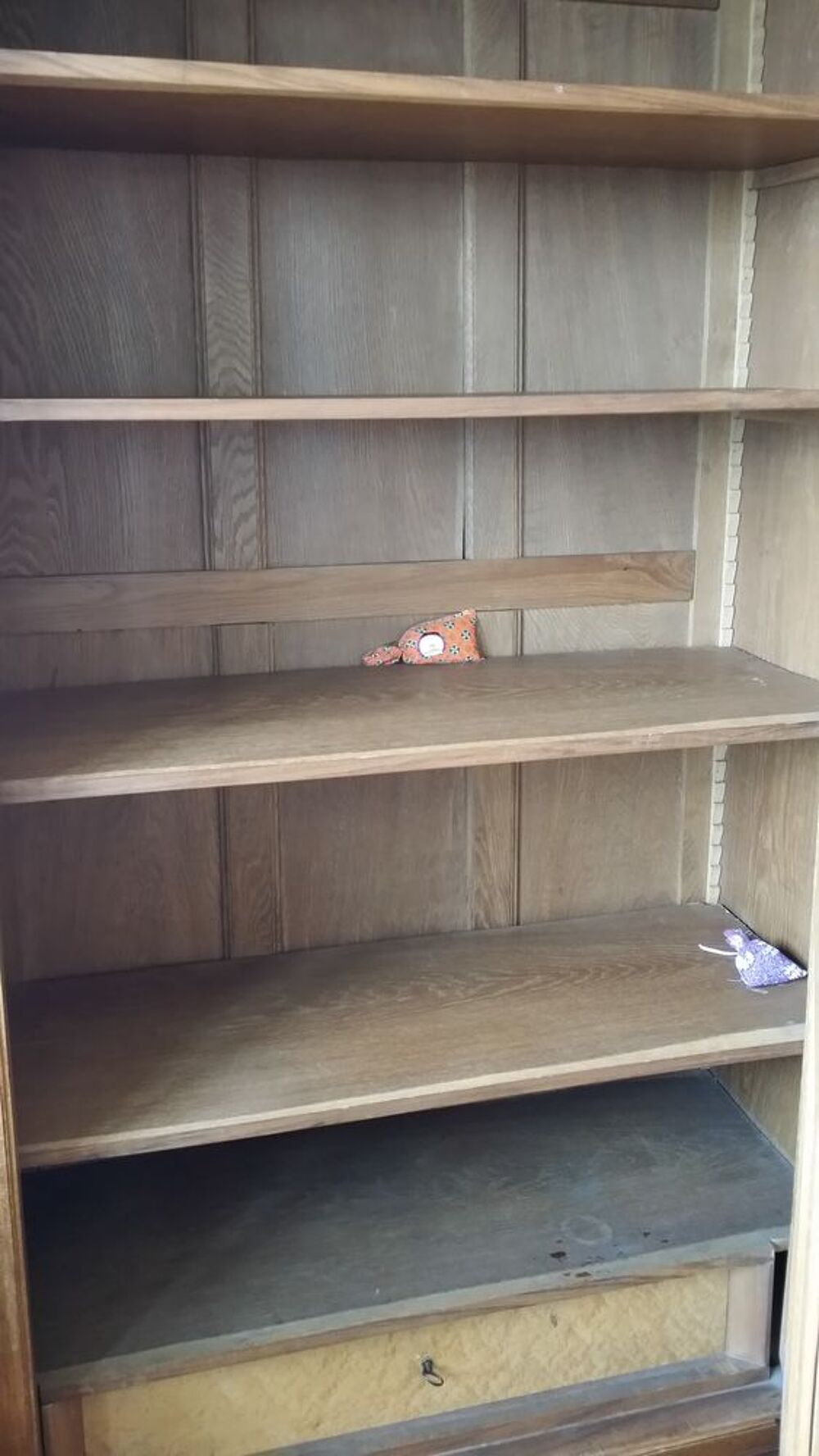 Armoire &agrave; glace &agrave; chapiteau d&eacute;cor&eacute; Meubles