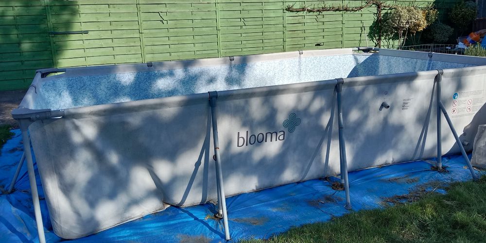 Piscine tubulaire blooba kamba 4x2;11m +sac de rangement .
Jardin