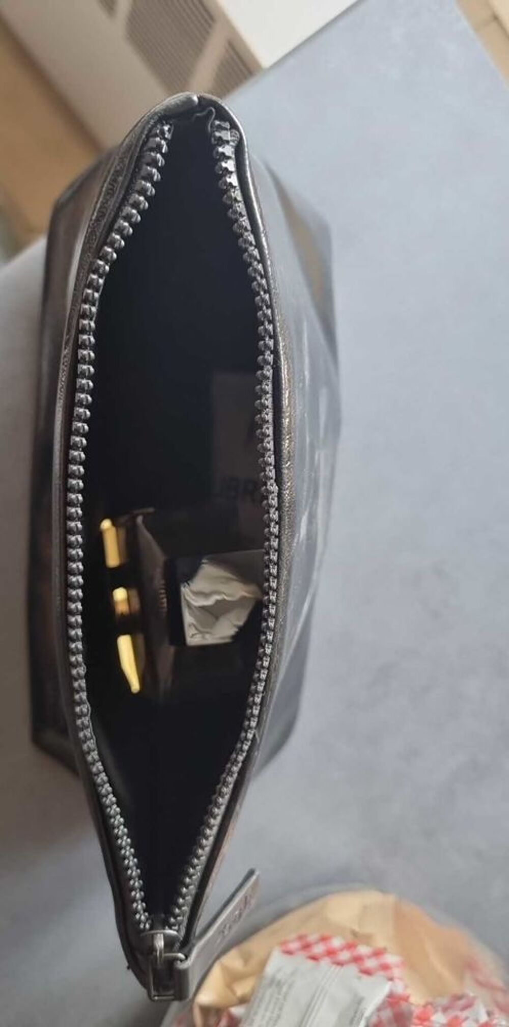 Lot Eau de parfum Libre Yves Saint Laurent 50 ml, pochette et lait pour le corps 50 ml Bijoux et montres