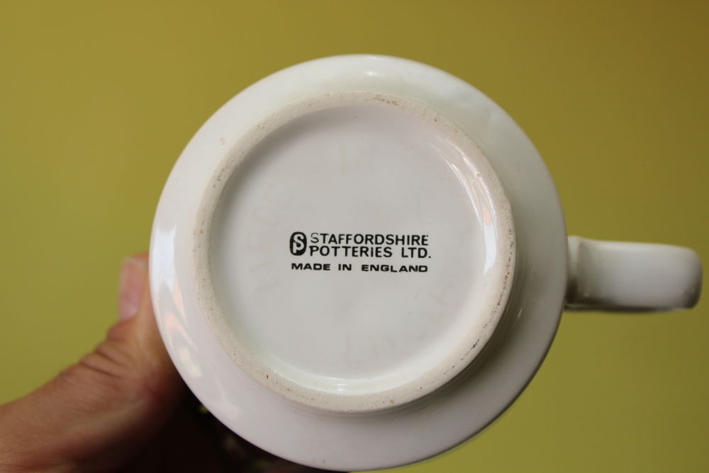 Tasse mug vintage 60 - 70 STAFFORDSHIRE POTTERIES ENGLAND bl Cuisine