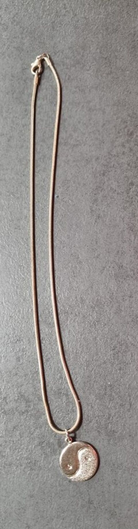 Une chane et son pendentif yin yang. Fantaisie 10 Oullins (69)