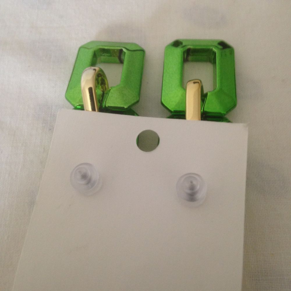 Boucles d'oreilles pendantes vert et dor&eacute; en acrylique Bijoux et montres
