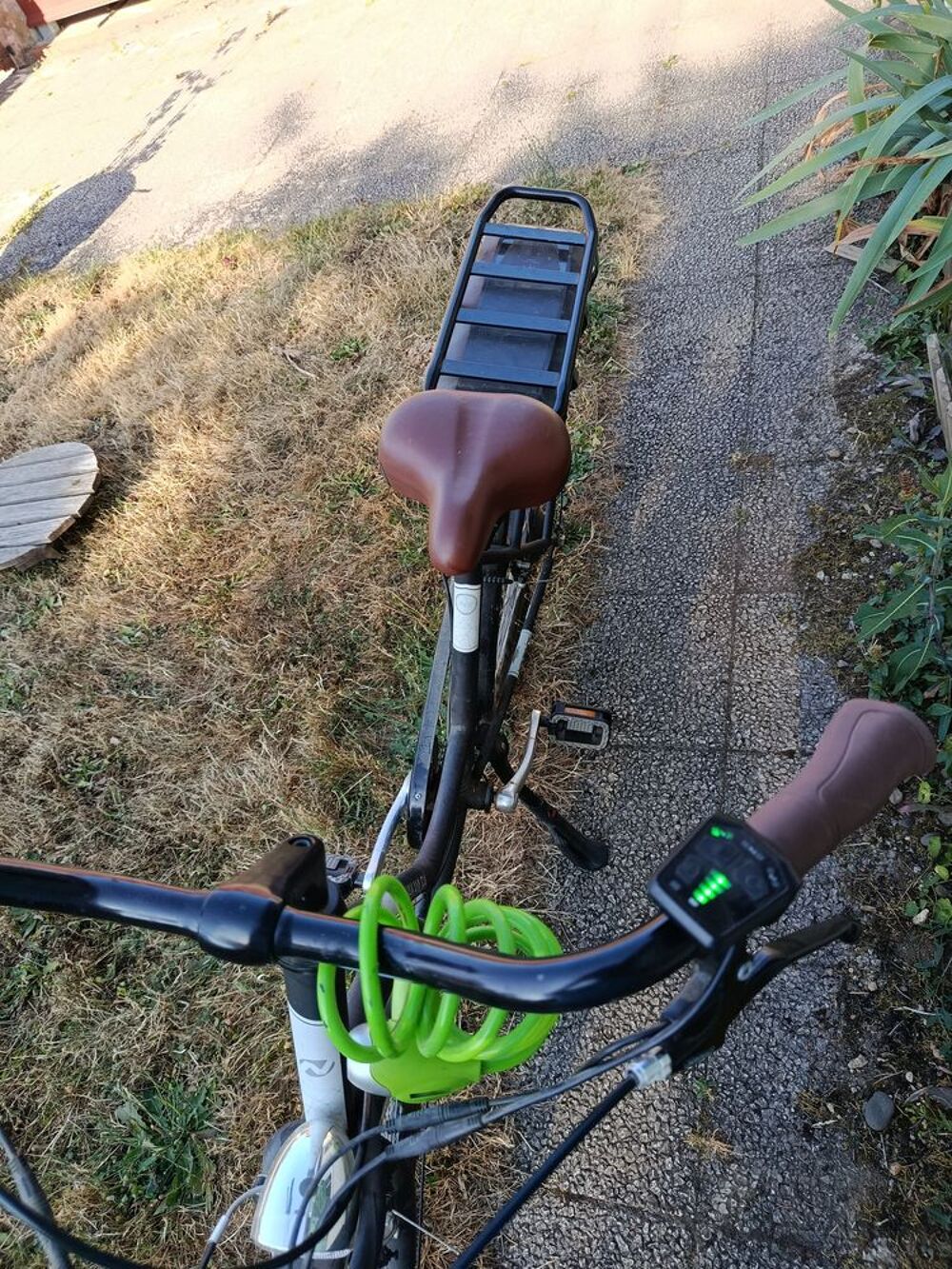 V&eacute;lo &eacute;lectrique tr&egrave;s peu servi Vélos
