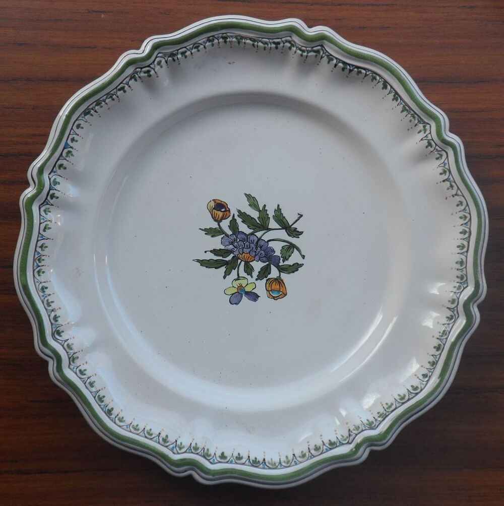 Assiette en fa&iuml;ence de Moustiers d&eacute;cors fleurs peinte main Décoration