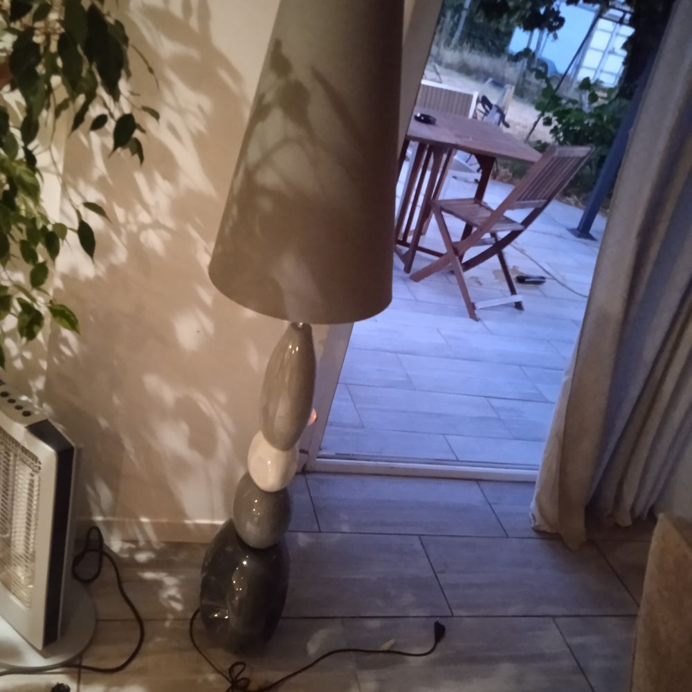 Lampe galet &agrave; poser hauteur 160 grise et blanche Décoration