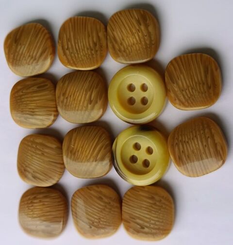 12 boutons beiges carrés marbrés  + 2 boutons beiges offerts Thonon-les-Bains (74)