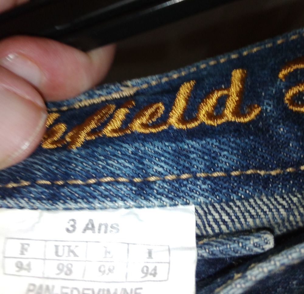 short fille couleur bleu ; 3A
frais envoi en sus relai Vtements enfants