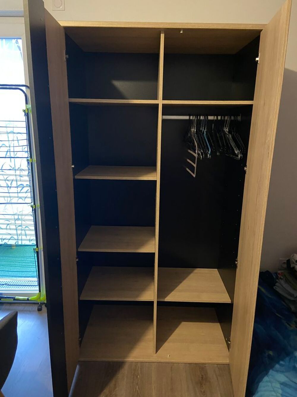 Armoire 2 portes penderie et &eacute;tag&egrave;res ch&acirc;taigne noire But tr&egrave;s bon &eacute;tat Meubles