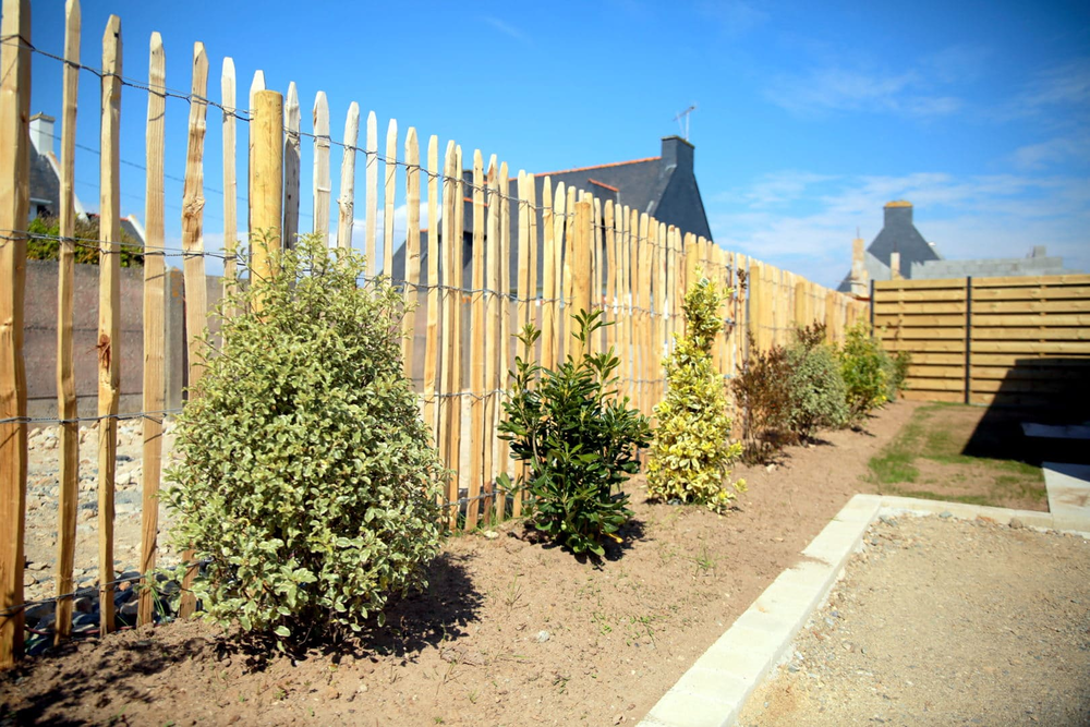 Poteau ch&acirc;taignier &eacute;point&eacute; &eacute;corc&eacute; hauteur 1M60 et 6/8cm de d Jardin