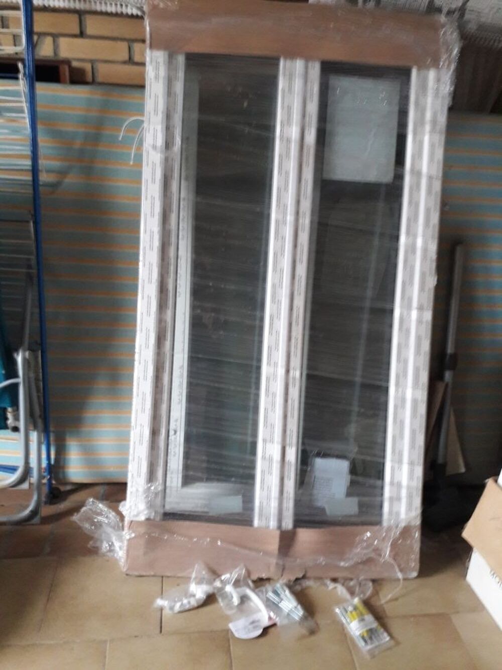 2 fenetres ventaux NEUFS en PVC double vitrage 155x80 poign&eacute;es , fixations Bricolage