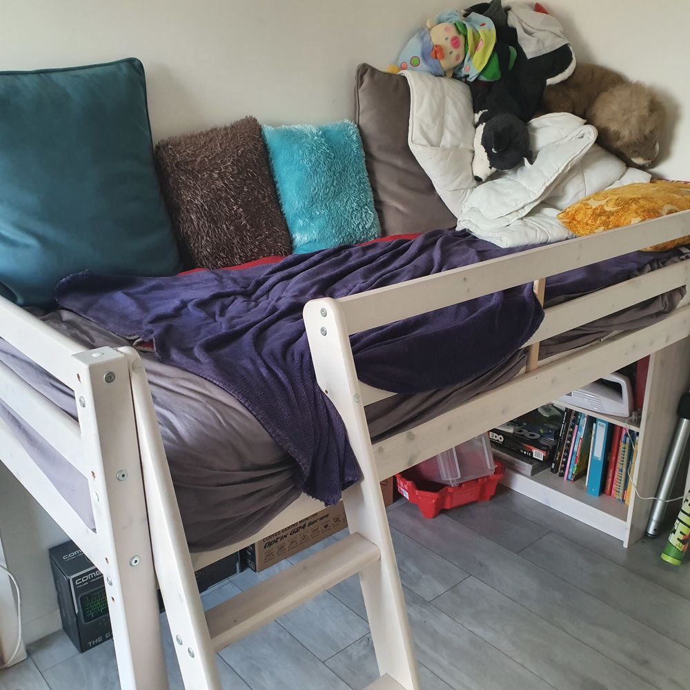 Lit hauteur enfant + &eacute;tag&egrave;re assortie. Mobilier enfants