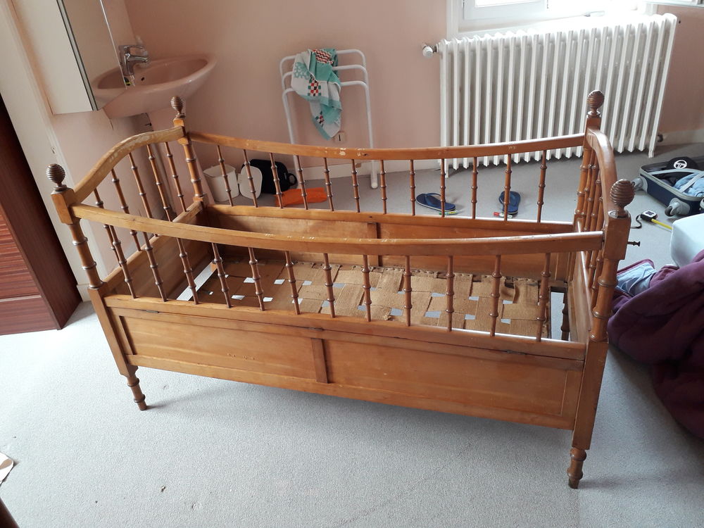 Tr&egrave;s joli lit b&eacute;b&eacute; en bois Meubles