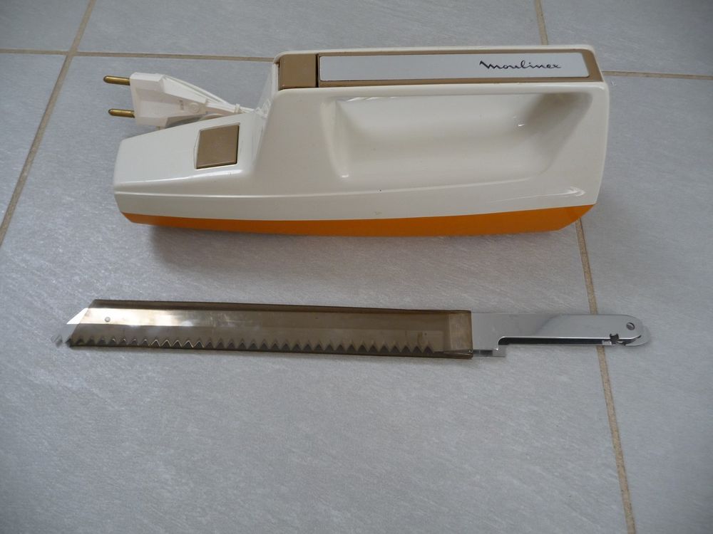 Couteau &eacute;lectrique avec plateau de rangement mural Electroménager
