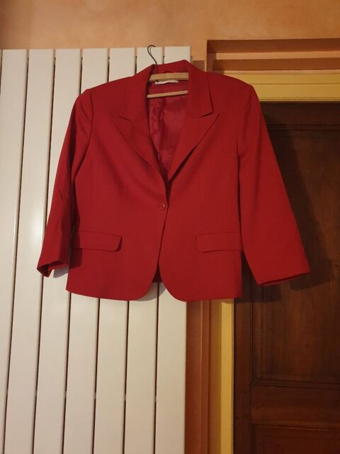 Ensemble rouge, veste et jupe, chic, vintage.
12 Mouxy (73)