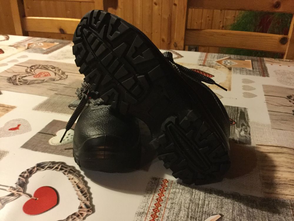 Une paire de chaussures de s&eacute;curit&eacute;. Chaussures