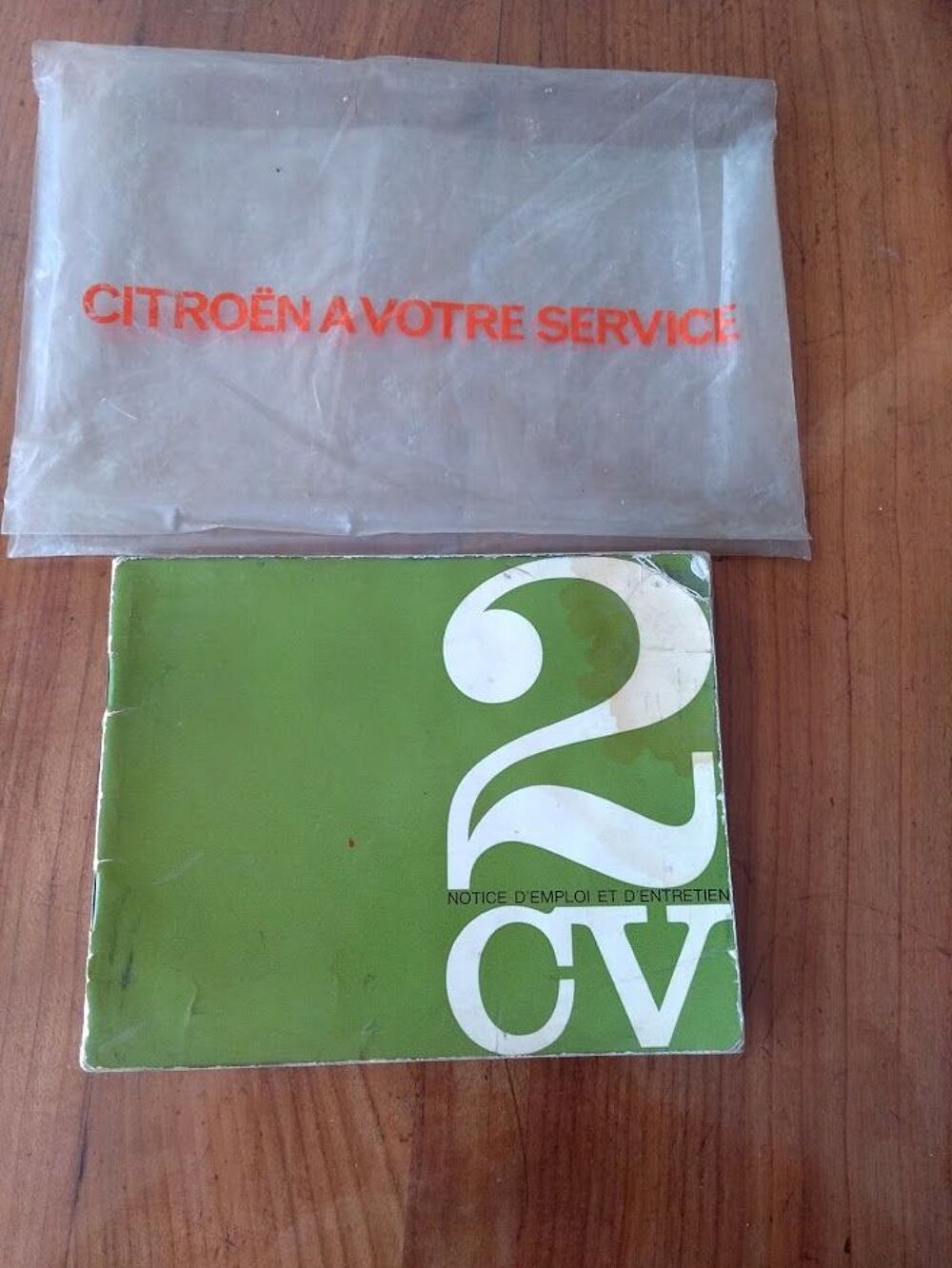 NOTICE D'EMPLOI ET D'ENTRETIEN DE LA 2 CV. et de l' AMI 8
Livres et BD