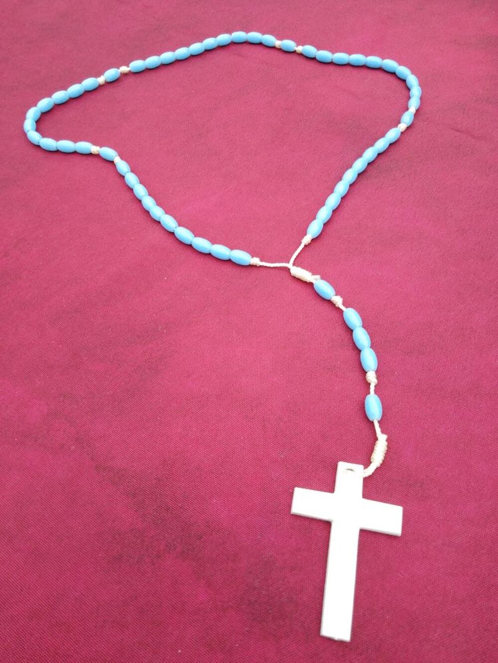 Chapelet en perles bleues croix blanche (7-8) 