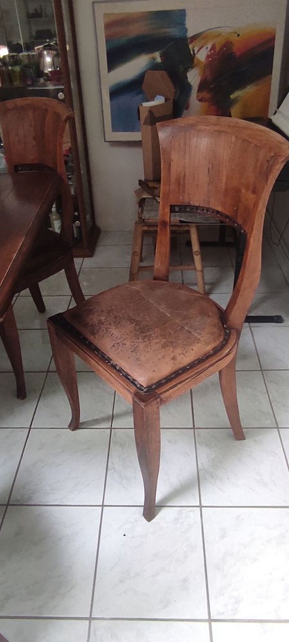 Table en bois d'indonesie et 8 chaises assise en cuir. Meubles