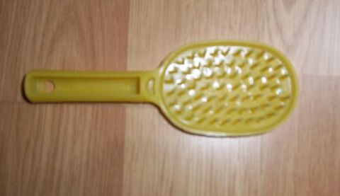 Brosse jaune poupée Betsy 2 Colombier-Fontaine (25)