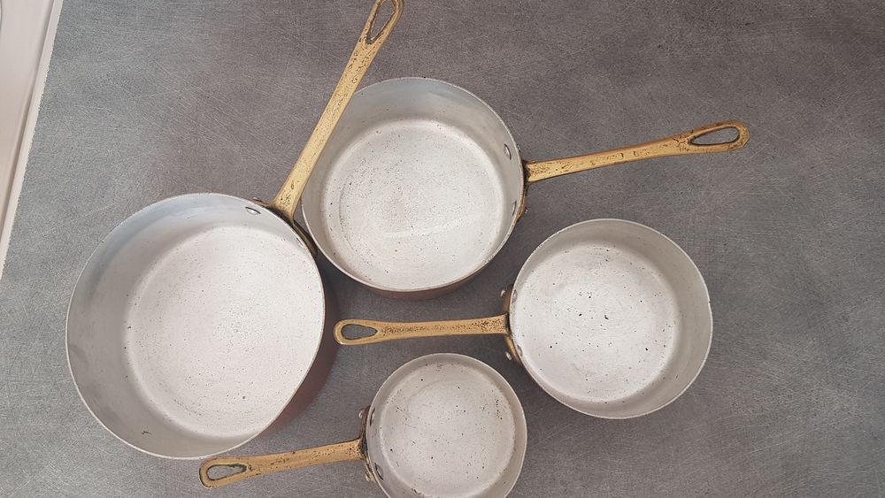 lot casseroles cuivre avec support Décoration