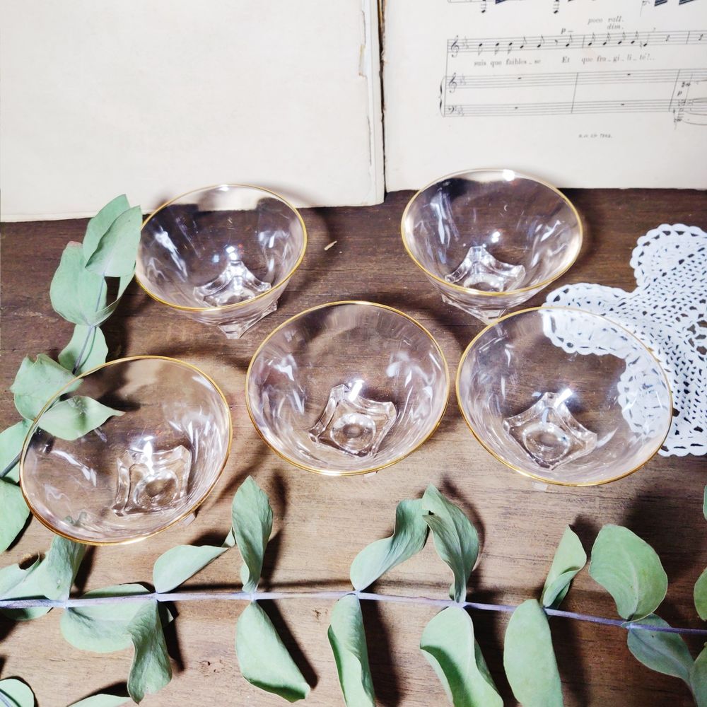 Ensemble de 5 coupes vintage rose &agrave; bord dor&eacute; Décoration