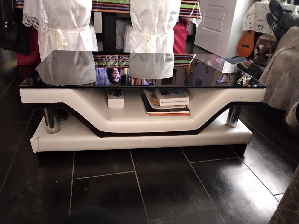 table basse en verre noir et simili cuir blanc design Meubles