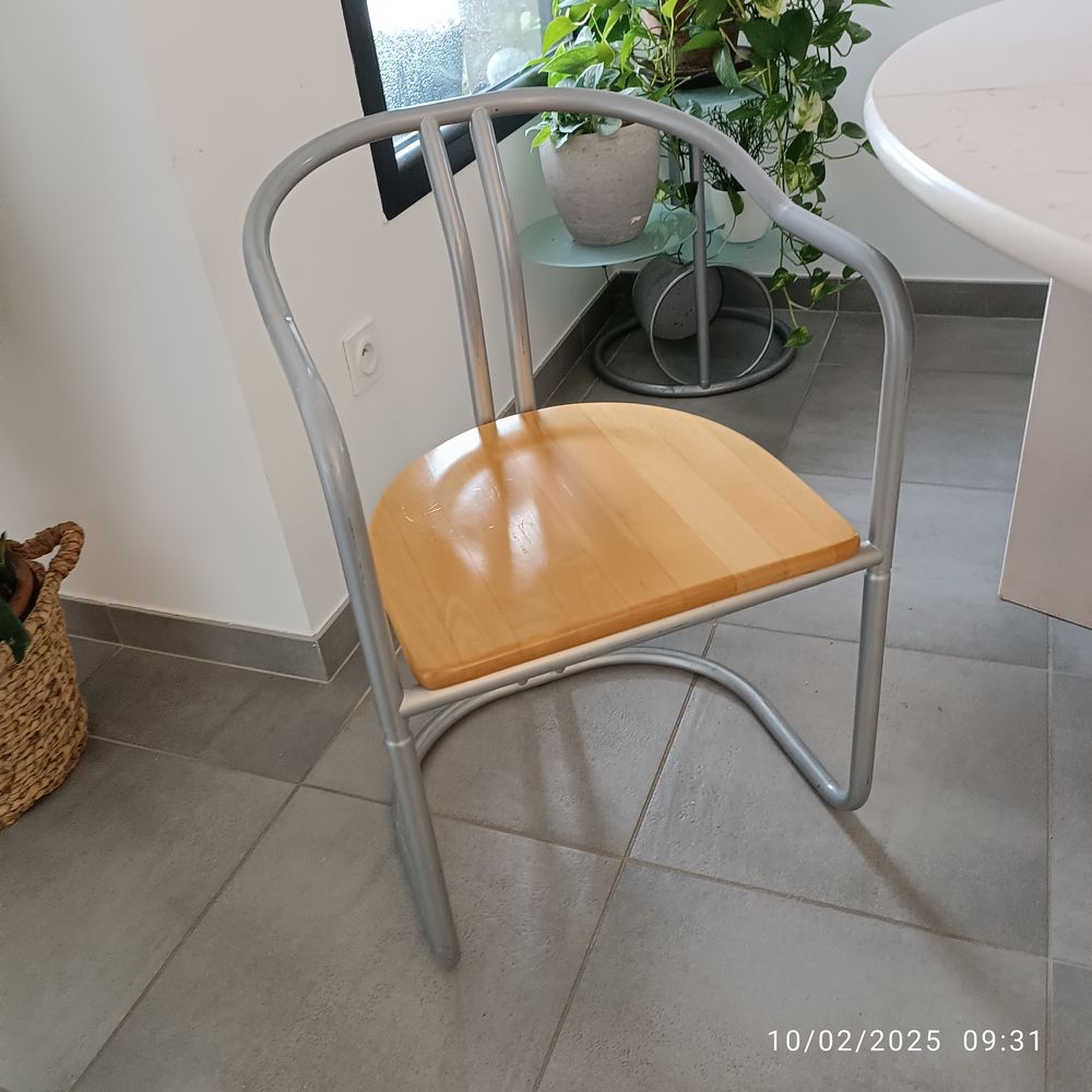 1 table et 3 chaises design Meubles