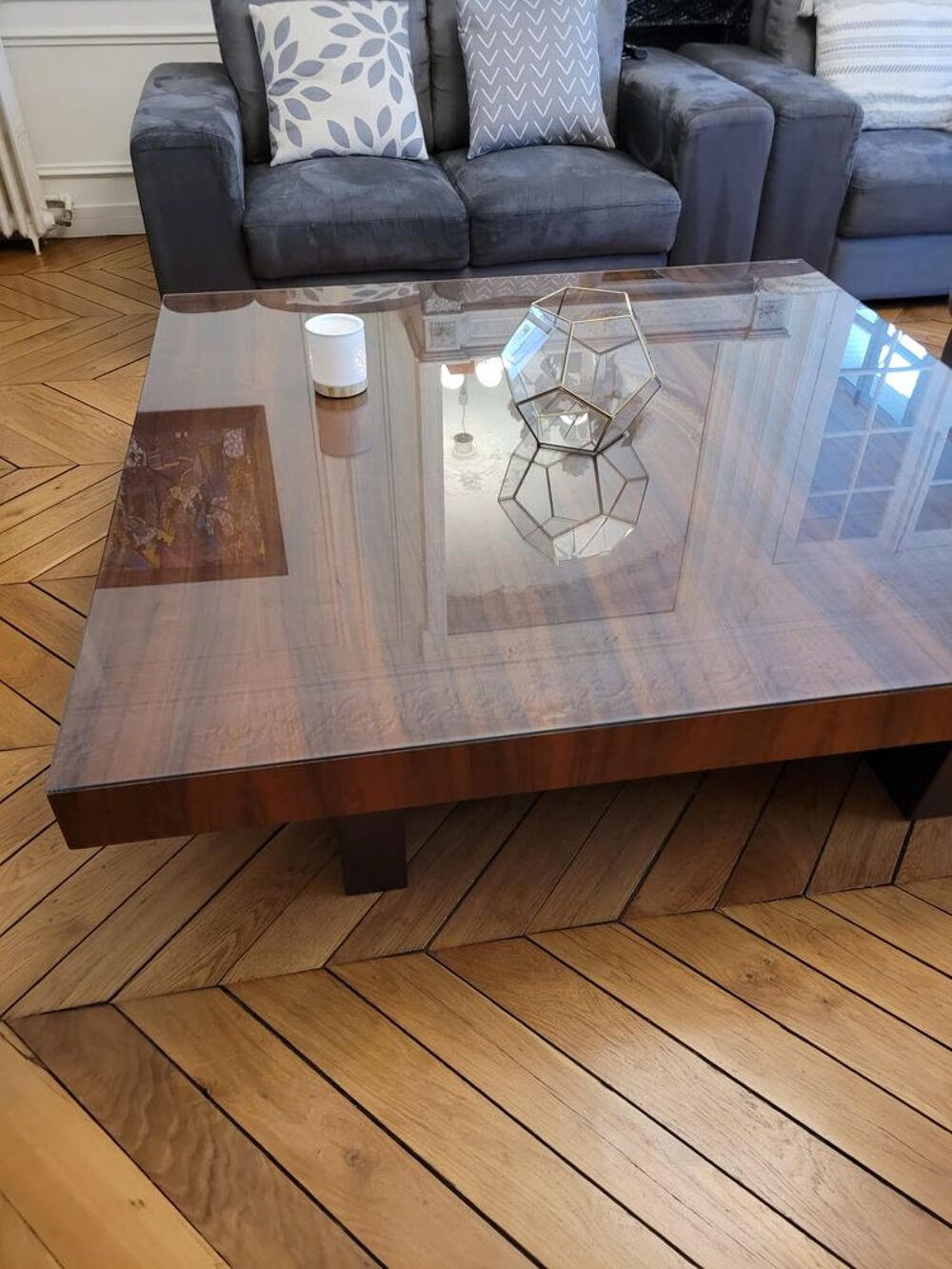 Table carr&eacute;e en bon &eacute;tat. Dimensions : 1,40 m x 1,40 m x 0,3 Meubles