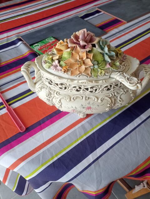 Vendre soupi�re en barbotine ancienne 350 Montcuq (46)