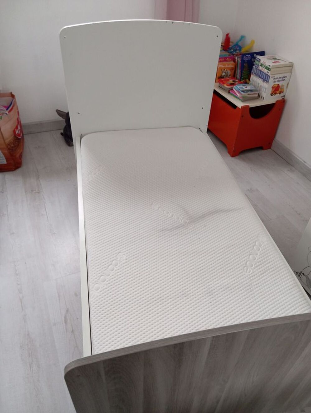 Lit b&eacute;b&eacute; et commode pour le change Puériculture