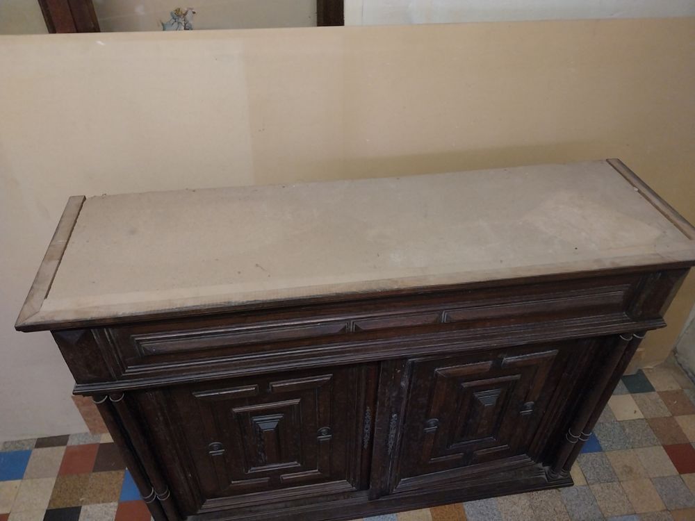 Donne Bahut complet ancien plus table dans l'etat Meubles