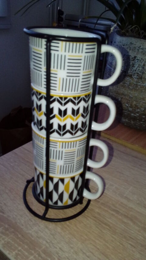 4 Tasses � caf� et support 5 Sainghin-en-Weppes (59)